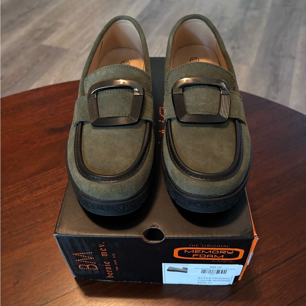 EUC - WORN ONCE! BERNIE MEV LUG SOLE LOAFERS